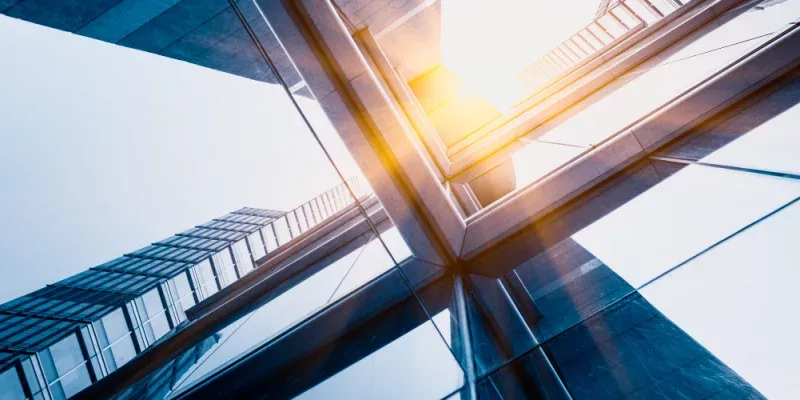 Jak wybrać platformę e-commerce: Shopify vs WooCommerce vs PrestaShop — koszt, czas wdrożenia, integracje i SEO dla sklepu internetowego w 2026.